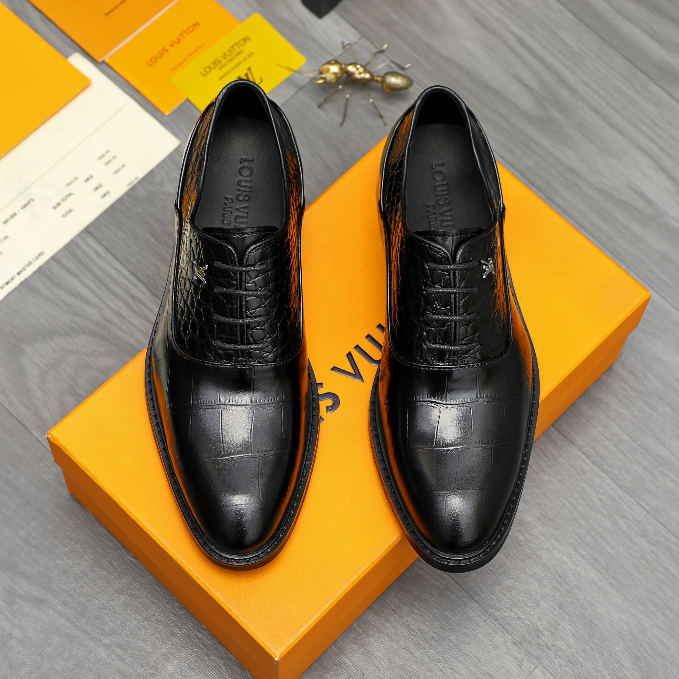 Men's shoes 💰p460 Product trademark: LV (Louis Vuitton) business lace-up formal leather shoes Regular size: 39-44 (38.45 custom-made, non-returnable) Product materials: Selected high-quality stone grain cowhide stitching upper, cowhide lining, original rubber outsole